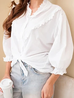 Dámska bavlnená košeľa s čipkou a kravatou biela