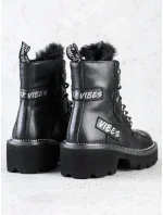 Vynikajúce dámske čierne členkové topánky na plochom podpätku Vynikajúce dámske čierne členkové topánky na plochom podpätku