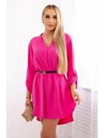 Šaty s dlhším chrbtom a pásom ružovej farby Šaty s dlhším chrbtom a pásom ružovej farby