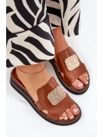 Klapki Damskie Na Koturnie Eko Skórzane Z Ozdobą Brązowe Sarela