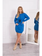 Zateplené šaty s ozdobným pásikom nevädzovo modrej farby