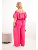Dámsky plus size overal s odhalenými ramenami, volánom a širokými nohavicami ružovej farby Dámsky plus size overal s odhalenými ramenami, volánom a širokými nohavicami ružovej farby