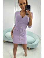 Rebrované šaty s ozdobnými gombíkmi fialovej farby