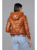 Krátka dámska bunda v karamelovej farbe s ozdobným lemovaním (B8030-14) Krátka dámska bunda v karamelovej farbe s ozdobným lemovaním (B8030-14)