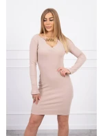 Šaty so zlatou retiazkou béžovej