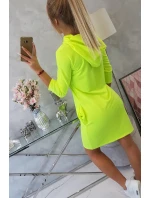 Šaty s kapucňou a vreckami žltej neónovej farby