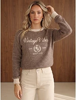 Dámsky sveter s potlačou Vintage Vibes v farbe fango od FashionStreet MY2631 Dámsky sveter s potlačou Vintage Vibes v farbe fango od FashionStreet MY2631
