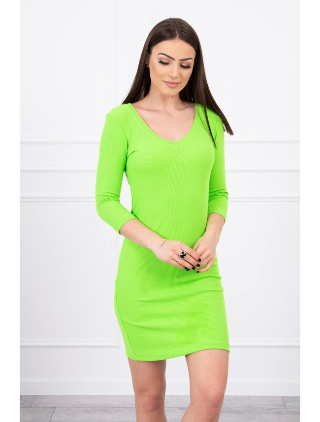 Priliehavé šaty so zeleným neónovým výstrihom