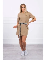 Šaty s ozdobným pásikom camel