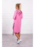 Svetloružové šaty s kapucňou a potlačou