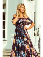 Dlhé dámske čierne šaty s farebnými kvetmi a španielskym výstrihom model 7118058 Dlhé dámske čierne šaty s farebnými kvetmi a španielskym výstrihom model 7118058