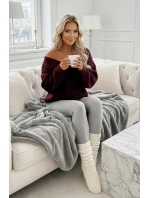 661-1 Teplý oversize sveter s vlnenou väzbou a výstrihom do V - bordový