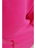 Šaty s kapucňou a dlhším chrbtom fuchsiovej farby