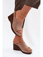 Dámské sandály na platformě z umělé semiše zlaté přezky tmavě béžové Norvia