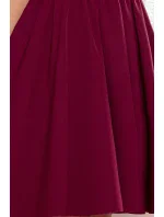 POLA - Dámske šaty vo vínovej bordovej farbe s volánikmi vo výstrihu 307-3 POLA - Dámske šaty vo vínovej bordovej farbe s volánikmi vo výstrihu 307-3