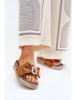 Klapki Damskie Na Platformie Z Kokardką I Ozdobną Broszką Camel Lenela