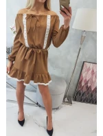 Šaty s otvorenými ramenami a čipkou camel Šaty s otvorenými ramenami a čipkou camel