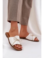 Klapki Na Płaskiej Podeszwie Z Ozdobną Kokardką Białe Deonelis