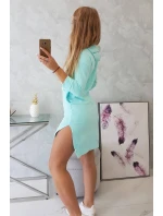 Šaty s dlhším chrbtom a mätovou farebnou potlačou