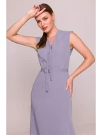 S410 Šaty áčkového strihu so zaväzovaním a výstrihom do V - holubičia sivá