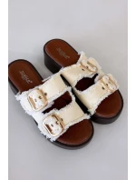 Dámské pantofle na platformě se zlatými sponami světle béžové Renelisse