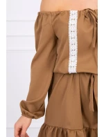 Šaty s otvorenými ramenami a čipkou camel Šaty s otvorenými ramenami a čipkou camel