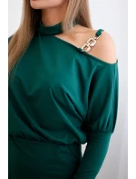 Šaty so zdobením na ramenách tmavo zelené