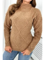 Sveter položený cez hlavu v diamantoch Ťava