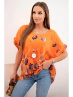 Dámske bavlnené tričko s oranžovým kvetinovým vzorom Dámske bavlnené tričko s oranžovým kvetinovým vzorom