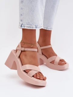 Sandále na podpätku model 225107 Vykročte štýlovo