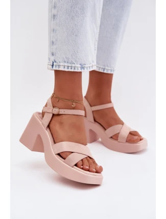 Sandále na podpätku model 225107 Vykročte štýlovo