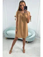 Šaty s viazanými rukávmi v ťavej farbe