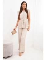 Dámsky viskózový plisovaný komplet s viazanou blúzkou a širokými nohavicami béžovej farby