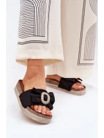 Klapki Damskie Na Platformie Z Kokardką I Ozdobną Broszką Czarne Lenela