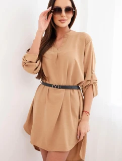 Šaty s dlhším chrbtom a opaskom svetlej ťavej farby