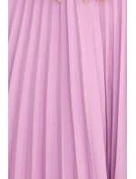 311-18 LILA Klasické plisované šaty s krátkymi rukávmi a opaskom - WRZOSH