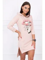 Šaty s dlhším chrbtom a farebnou potlačou v tmavo púdrovo ružovej farbe Šaty s dlhším chrbtom a farebnou potlačou v tmavo púdrovo ružovej farbe