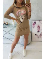 Šaty s dlhším chrbtom a farebnou ťavou potlačou