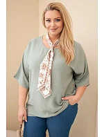 Dámska viskózna blúzka Plus Size s krátkymi rukávmi a ozdobnou šatkou khaki Dámska viskózna blúzka Plus Size s krátkymi rukávmi a ozdobnou šatkou khaki