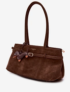 Kožená kabelka z imitace semiše přívěšek jezevčík čokoládová Noellea