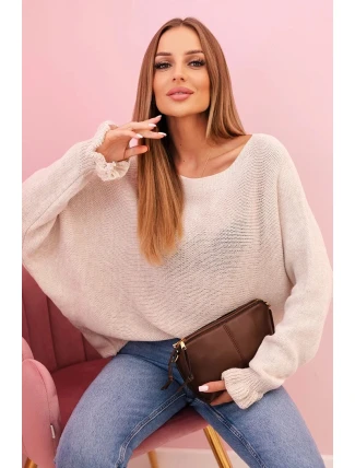 Dámsky mohérový sveter s volánovými rukávmi a výrezom na chrbte béžovej farby