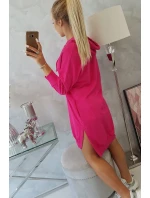 Šaty s kapucňou a dlhším chrbtom fuchsiovej farby