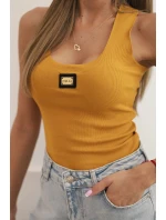 Dámsky prúžkovaný top na ramienka s ozdobnou aplikáciou horčicovej farby Dámsky prúžkovaný top na ramienka s ozdobnou aplikáciou horčicovej farby