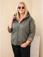 Dámska bunda vo veľkosti Plus Size s kapucňou a leopardovým lemovaním v khaki farbe