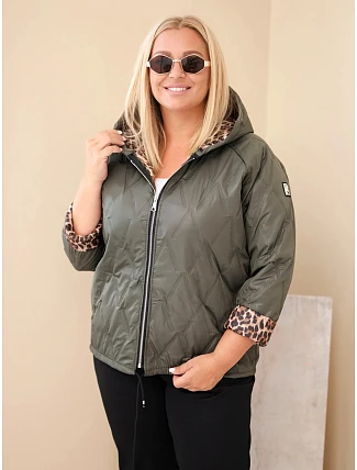 Dámska bunda vo veľkosti Plus Size s kapucňou a leopardovým lemovaním v khaki farbe