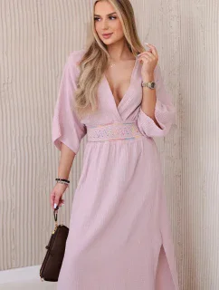 Mušelínové šaty s výšivkou v páse tmavoružové