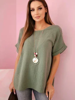 Mušelínová blúzka s khaki náhrdelníkom