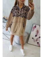 Velúrové šaty s leopardím potlačou v béžovej farbe Velúrové šaty s leopardím potlačou v béžovej farbe