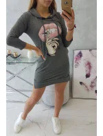 Šaty s dlhším chrbtom a farebnou potlačou grafitovej farby Šaty s dlhším chrbtom a farebnou potlačou grafitovej farby