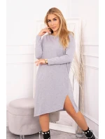 Nadmerné šedé šaty